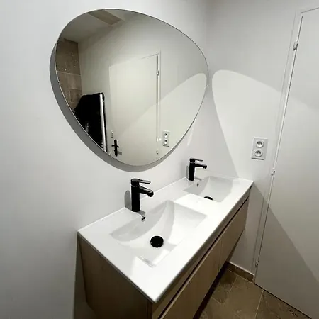 Idealement Situe Apartment